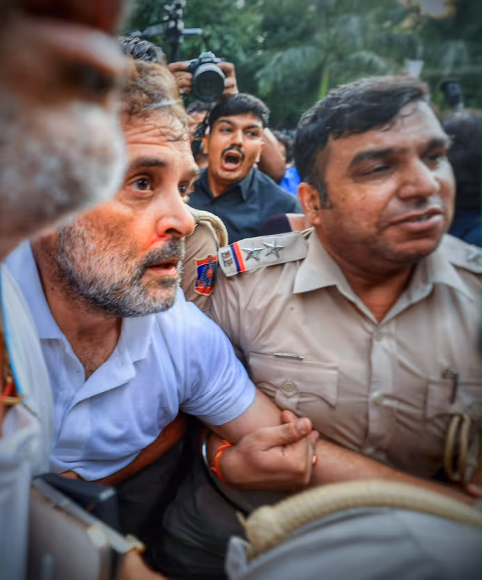 प्रियंका गांधी को पुलिस ने जबरन बस में बैठाया, PM आवास से कैसे अरेस्ट हुए कांग्रेस लीडर्स: PHOTOS