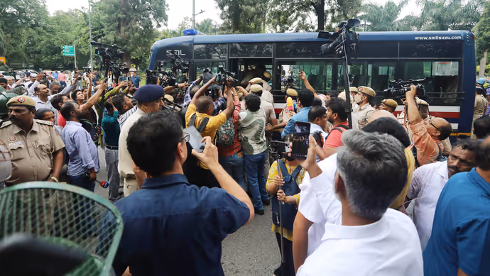 प्रियंका गांधी को पुलिस ने जबरन बस में बैठाया, PM आवास से कैसे अरेस्ट हुए कांग्रेस लीडर्स: PHOTOS
