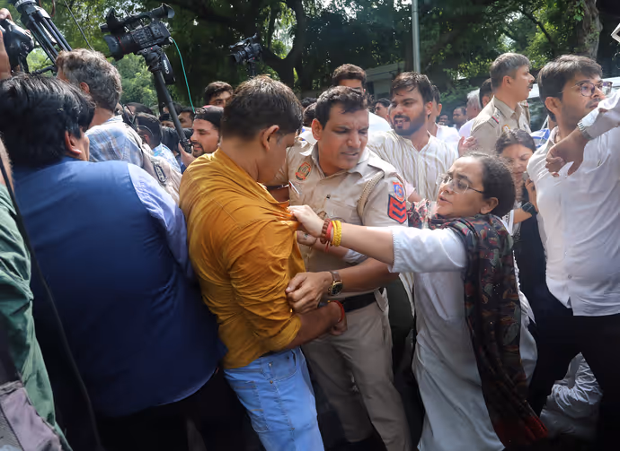 प्रियंका गांधी को पुलिस ने जबरन बस में बैठाया, PM आवास से कैसे अरेस्ट हुए कांग्रेस लीडर्स: PHOTOS