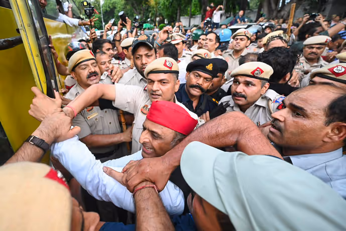 राहुल गांधी के हाथ-पैर पकड़ पुलिस ने जबरन उठाया, देखें कांग्रेस नेताओं की गिरफ्तारी की 9 तस्वीरें