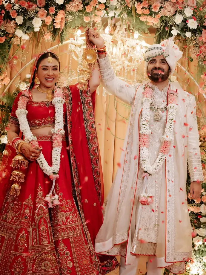 'ये काली काली आंखें' की 'पूर्वा' ने की शादी, देखें लाल जोड़े में आंचल सिंह की 8 वेडिंग Photos