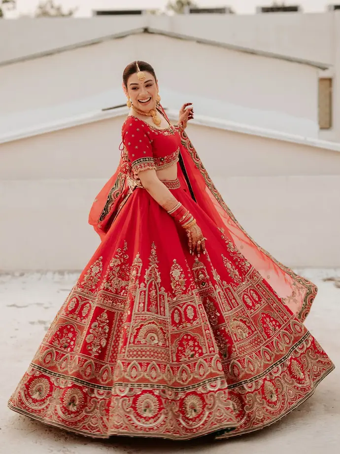 'ये काली काली आंखें' की 'पूर्वा' ने की शादी, देखें लाल जोड़े में आंचल सिंह की 8 वेडिंग Photos