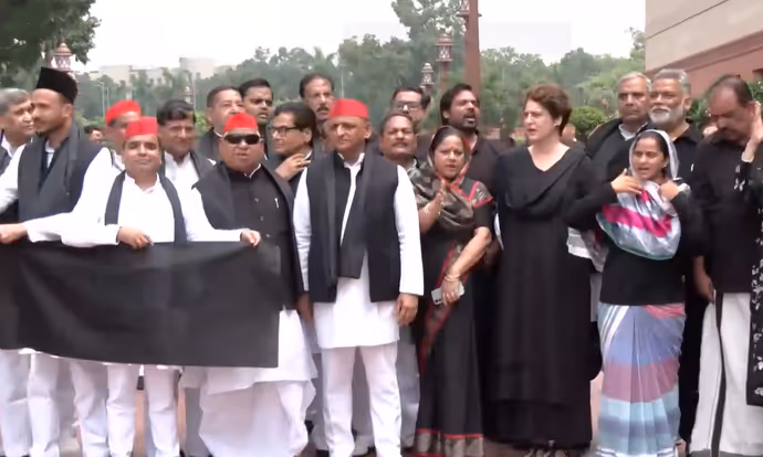 काले कपड़ों में संसद पहुंचे राहुल गांधी, अखिलेश यादव संग मुस्कुराते दिखे नेता प्रतिपक्ष: 9 PHOTO