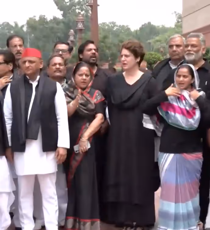 काले कपड़ों में संसद पहुंचे राहुल गांधी, अखिलेश यादव संग मुस्कुराते दिखे नेता प्रतिपक्ष: 9 PHOTO