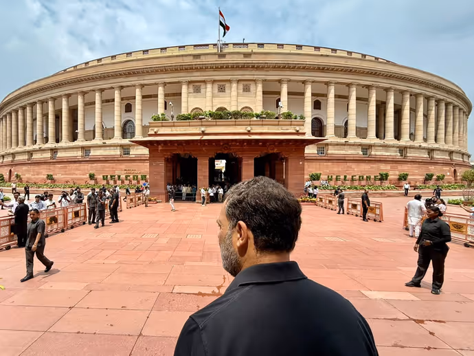 काले कपड़ों में संसद पहुंचे राहुल गांधी, अखिलेश यादव संग मुस्कुराते दिखे नेता प्रतिपक्ष: 9 PHOTO