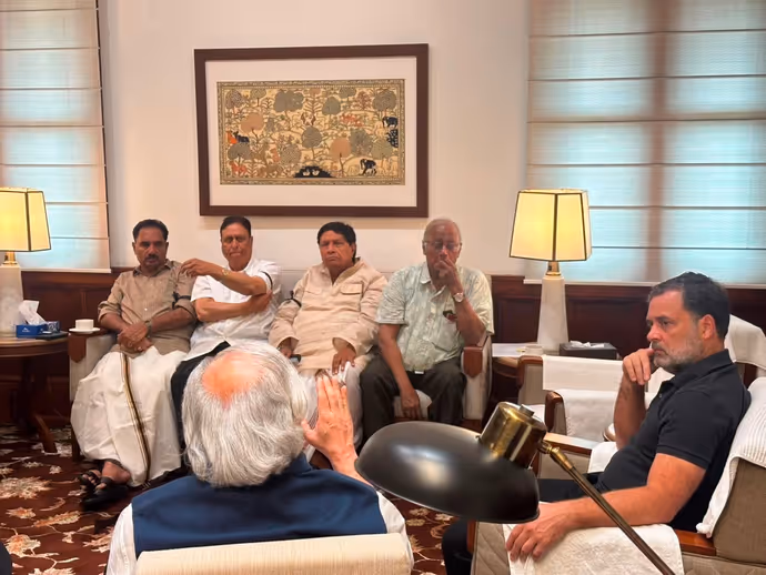 काले कपड़ों में संसद पहुंचे राहुल गांधी, अखिलेश यादव संग मुस्कुराते दिखे नेता प्रतिपक्ष: 9 PHOTO