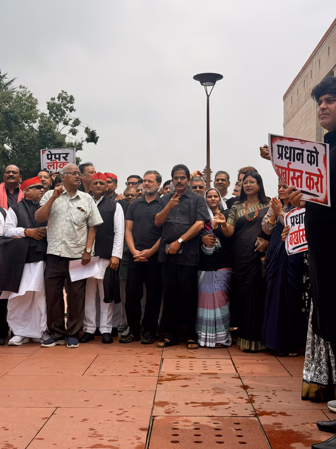काले कपड़ों में संसद पहुंचे राहुल गांधी, अखिलेश यादव संग मुस्कुराते दिखे नेता प्रतिपक्ष: 9 PHOTO