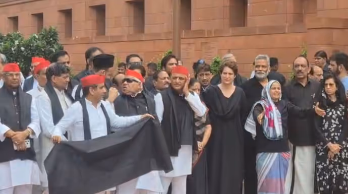 काले कपड़ों में संसद पहुंचे राहुल गांधी, अखिलेश यादव संग मुस्कुराते दिखे नेता प्रतिपक्ष: 9 PHOTO