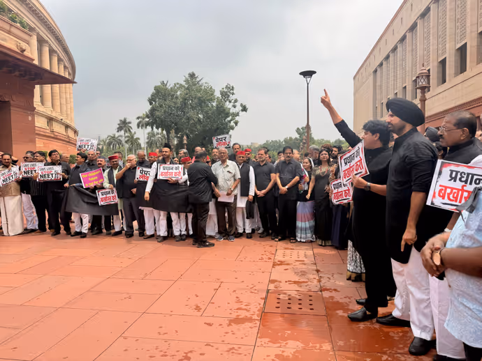 काले कपड़ों में संसद पहुंचे राहुल गांधी, अखिलेश यादव संग मुस्कुराते दिखे नेता प्रतिपक्ष: 9 PHOTO