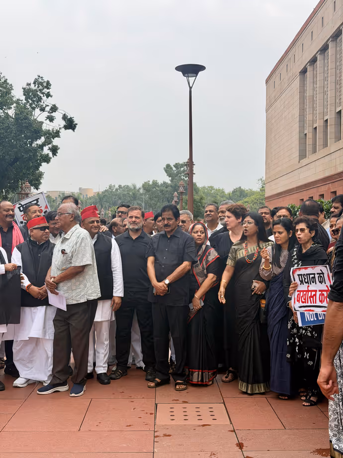 काले कपड़ों में संसद पहुंचे राहुल गांधी, अखिलेश यादव संग मुस्कुराते दिखे नेता प्रतिपक्ष: 9 PHOTO