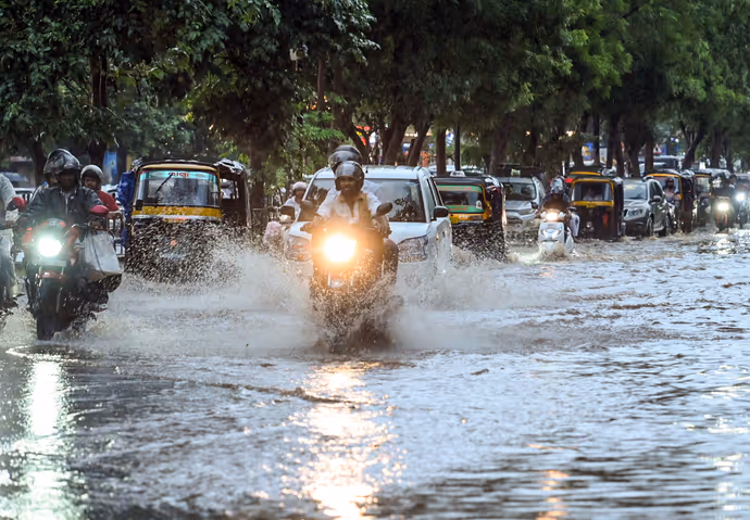 कहीं बाढ़ ने छीना रोजगार तो कहीं खुद से ज्यादा जानवर की फिक्र, 10 PHOTO में बारिश की तबाही