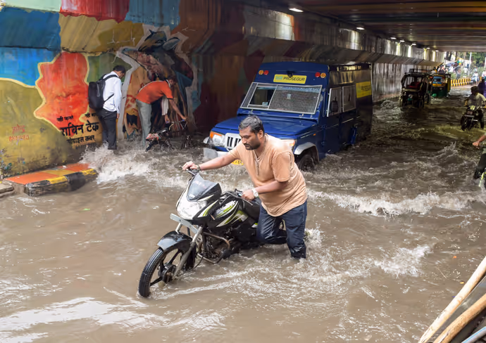 कहीं बाढ़ ने छीना रोजगार तो कहीं खुद से ज्यादा जानवर की फिक्र, 10 PHOTO में बारिश की तबाही