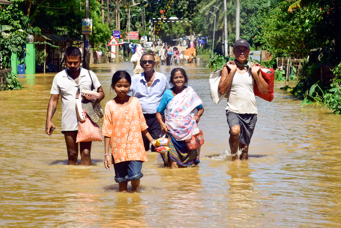 कहीं बाढ़ ने छीना रोजगार तो कहीं खुद से ज्यादा जानवर की फिक्र, 10 PHOTO में बारिश की तबाही