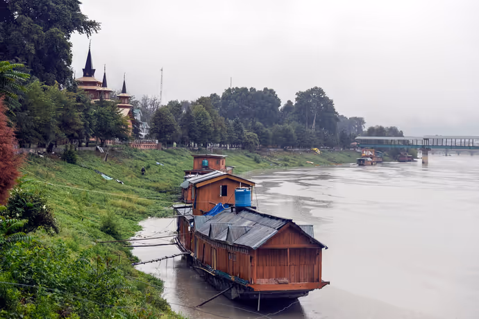 कहीं बाढ़ ने छीना रोजगार तो कहीं खुद से ज्यादा जानवर की फिक्र, 10 PHOTO में बारिश की तबाही