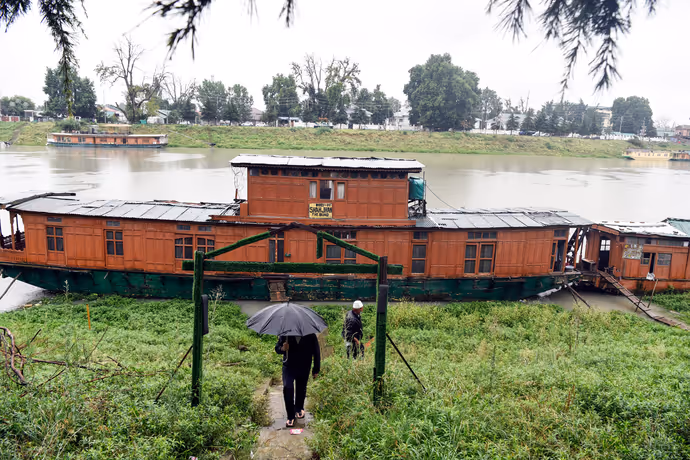 कहीं बाढ़ ने छीना रोजगार तो कहीं खुद से ज्यादा जानवर की फिक्र, 10 PHOTO में बारिश की तबाही