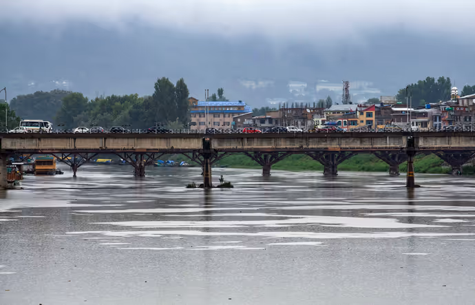कहीं बाढ़ ने छीना रोजगार तो कहीं खुद से ज्यादा जानवर की फिक्र, 10 PHOTO में बारिश की तबाही