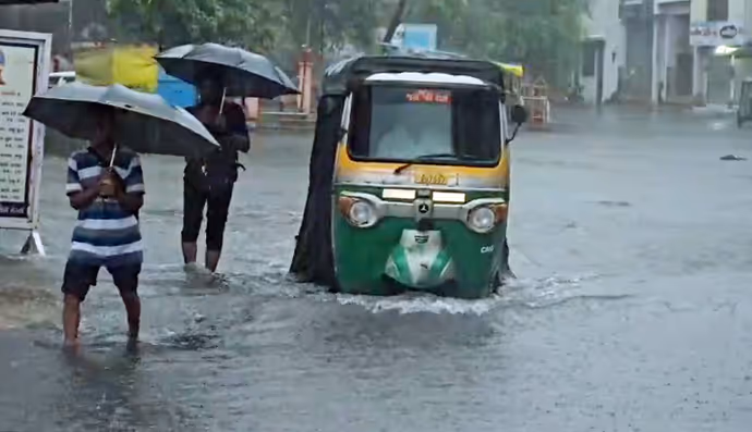 कहीं बाढ़ ने छीना रोजगार तो कहीं खुद से ज्यादा जानवर की फिक्र, 10 PHOTO में बारिश की तबाही