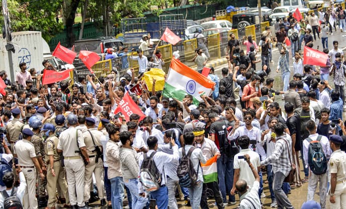 दिल्ली ही नहीं, देशभर में हुआ बवाल, 10 PHOTO में देखिए लखनऊ पटना से लेकर भोपाल जयपुर तक का हाल