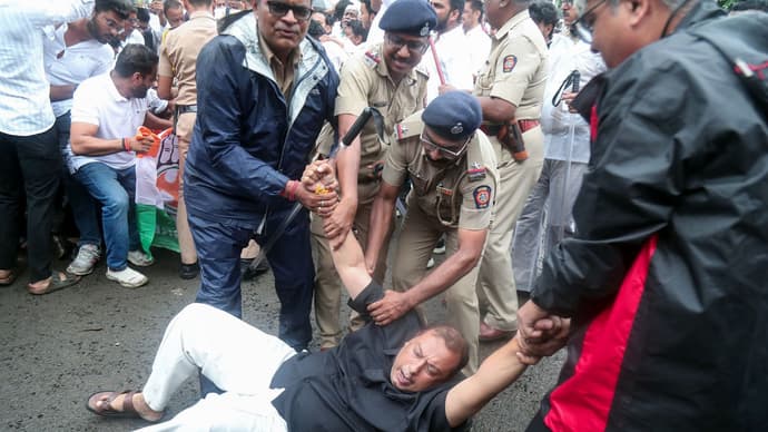 दिल्ली ही नहीं, देशभर में हुआ बवाल, 10 PHOTO में देखिए लखनऊ पटना से लेकर भोपाल जयपुर तक का हाल