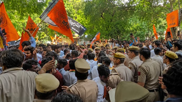दिल्ली ही नहीं, देशभर में हुआ बवाल, 10 PHOTO में देखिए लखनऊ पटना से लेकर भोपाल जयपुर तक का हाल