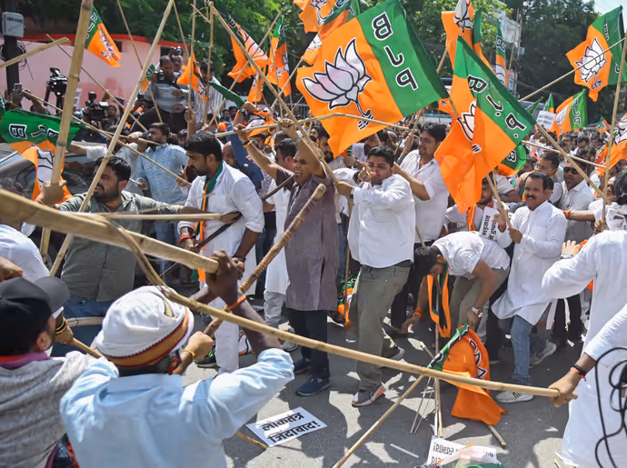 BJP कार्यकर्ताओं के साथ कुछ यूं पेश आई UP पुलिस, कांग्रेस दफ्तर के बाहर क्या हुआ? देखें 6 PHOTO