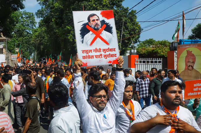 BJP कार्यकर्ताओं के साथ कुछ यूं पेश आई UP पुलिस, कांग्रेस दफ्तर के बाहर क्या हुआ? देखें 6 PHOTO