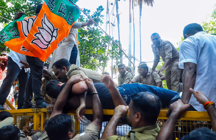 BJP कार्यकर्ताओं के साथ कुछ यूं पेश आई UP पुलिस, कांग्रेस दफ्तर के बाहर क्या हुआ? देखें 6 PHOTO