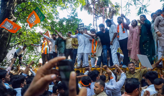 BJP कार्यकर्ताओं के साथ कुछ यूं पेश आई UP पुलिस, कांग्रेस दफ्तर के बाहर क्या हुआ? देखें 6 PHOTO