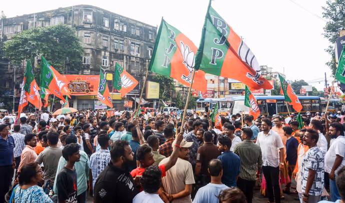 BJP कार्यकर्ताओं के साथ कुछ यूं पेश आई UP पुलिस, कांग्रेस दफ्तर के बाहर क्या हुआ? देखें 6 PHOTO