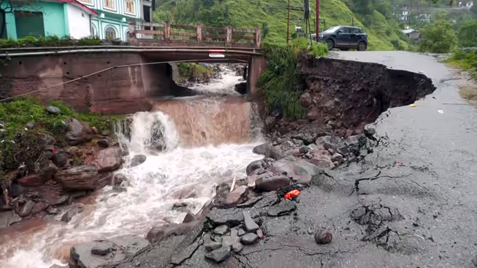 कहीं पानी में गृहस्थी तो कहीं नाव में पूरा परिवार, 8 PHOTO में देखें बारिश से बेहाल जिंदगी
