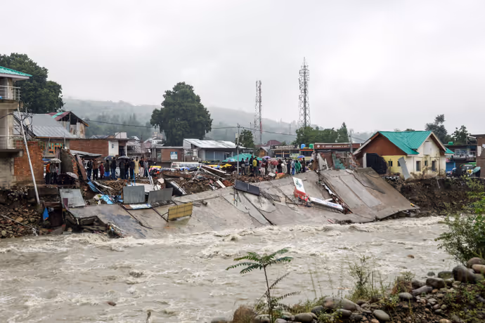 कहीं पानी में गृहस्थी तो कहीं नाव में पूरा परिवार, 8 PHOTO में देखें बारिश से बेहाल जिंदगी