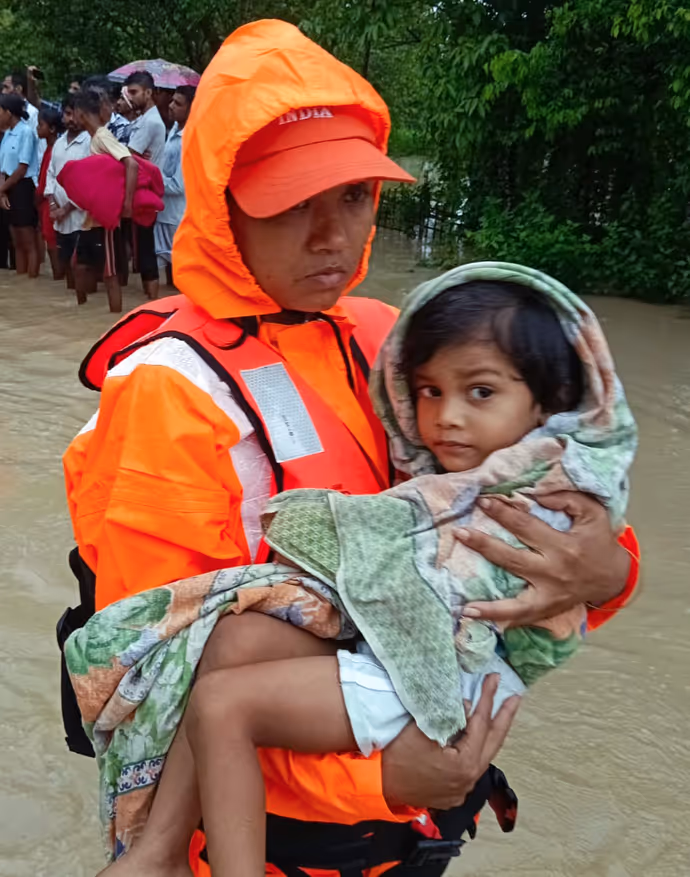 कहीं पानी में गृहस्थी तो कहीं नाव में पूरा परिवार, 8 PHOTO में देखें बारिश से बेहाल जिंदगी