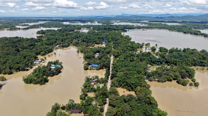 कहीं पानी में गृहस्थी तो कहीं नाव में पूरा परिवार, 8 PHOTO में देखें बारिश से बेहाल जिंदगी