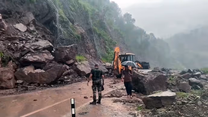 कहीं पानी में गृहस्थी तो कहीं नाव में पूरा परिवार, 8 PHOTO में देखें बारिश से बेहाल जिंदगी