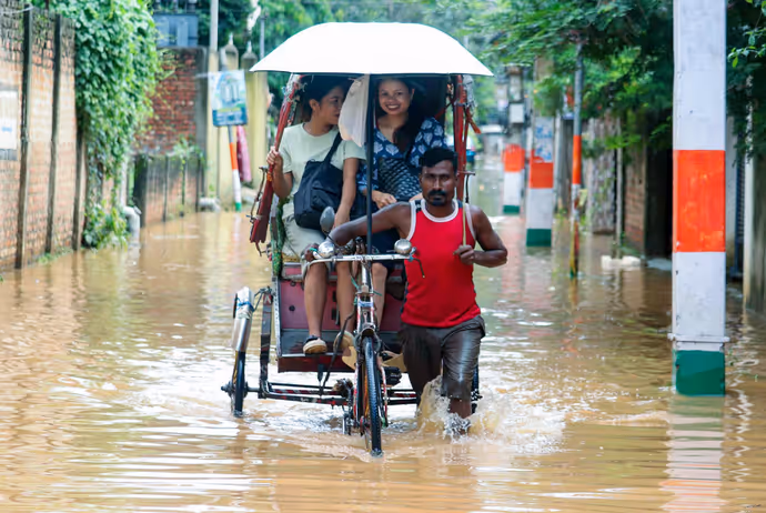 कहीं पानी में गृहस्थी तो कहीं नाव में पूरा परिवार, 8 PHOTO में देखें बारिश से बेहाल जिंदगी