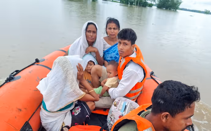 कहीं पानी में गृहस्थी तो कहीं नाव में पूरा परिवार, 8 PHOTO में देखें बारिश से बेहाल जिंदगी