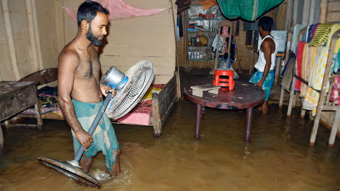 कहीं पानी में गृहस्थी तो कहीं नाव में पूरा परिवार, 8 PHOTO में देखें बारिश से बेहाल जिंदगी