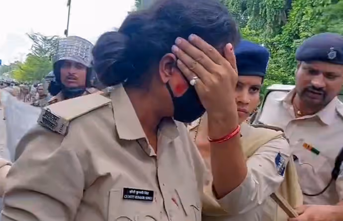पटना में खूनी हुआ NEET पेपरलीक विरोध, 5 PHOTO में कैसे लहूलुहान हुई लेडी पुलिस