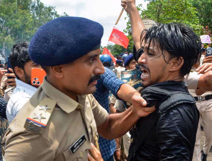 पटना में खूनी हुआ NEET पेपरलीक विरोध, 5 PHOTO में कैसे लहूलुहान हुई लेडी पुलिस