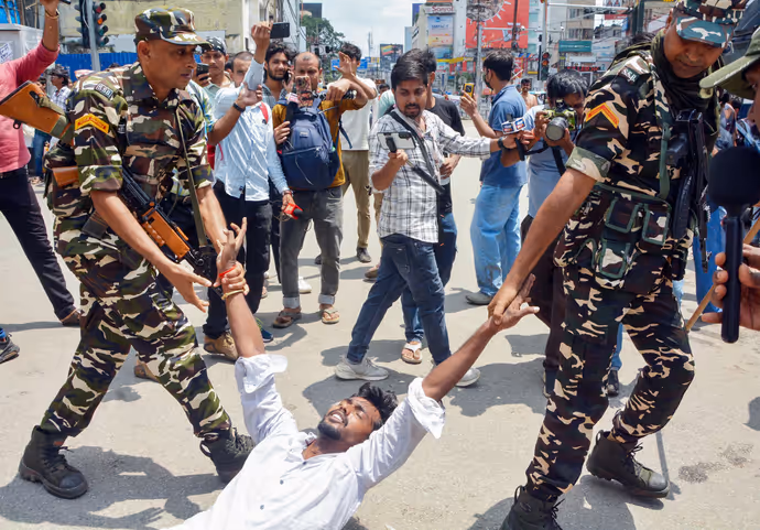 पटना में खूनी हुआ NEET पेपरलीक विरोध, 5 PHOTO में कैसे लहूलुहान हुई लेडी पुलिस