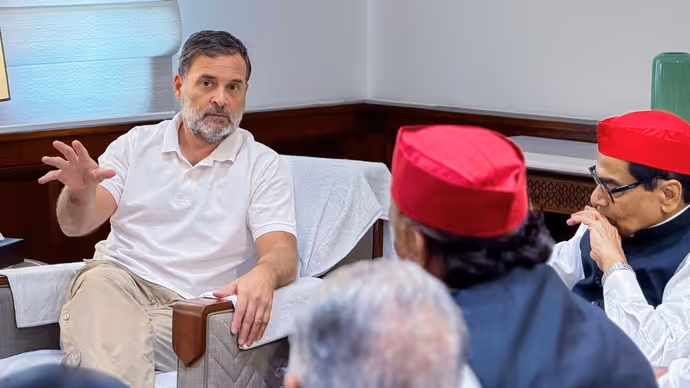 राहुल गांधी की पहले बंद कमरे में मीटिंग फिर हल्ला-बोल, देखिए संसद में प्रदर्शन की 5 लेटेस्ट PHOTO