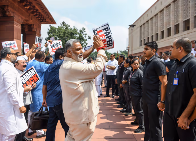 राहुल गांधी की पहले बंद कमरे में मीटिंग फिर हल्ला-बोल, देखिए संसद में प्रदर्शन की 5 लेटेस्ट PHOTO