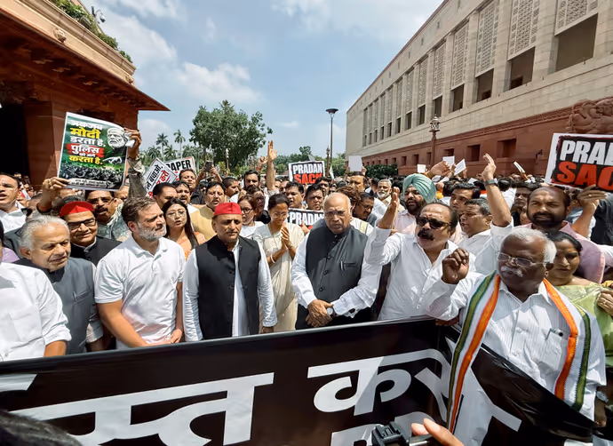 राहुल गांधी की पहले बंद कमरे में मीटिंग फिर हल्ला-बोल, देखिए संसद में प्रदर्शन की 5 लेटेस्ट PHOTO