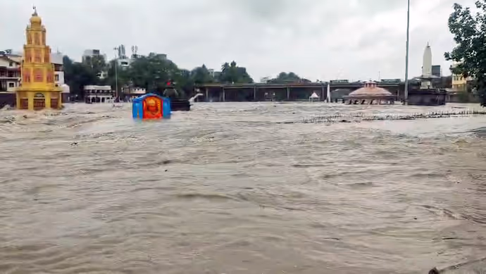 नासिक से गोदावरी तक पानी ही पानी, 5 PHOTO में देखिए मंदिर से मार्केट तक सब डूबे
