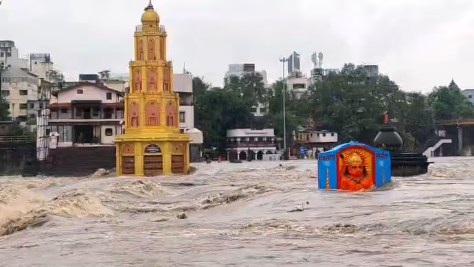 नासिक से गोदावरी तक पानी ही पानी, 5 PHOTO में देखिए मंदिर से मार्केट तक सब डूबे