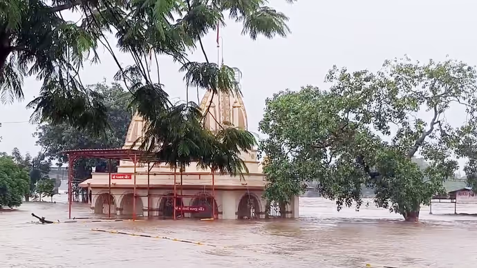 नासिक से गोदावरी तक पानी ही पानी, 5 PHOTO में देखिए मंदिर से मार्केट तक सब डूबे