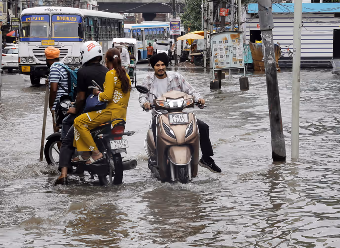 बारिश का रौद्र रूप: कहीं पुल ढहा तो कहीं पानी में समा गई पूरी कार, 10 तस्वीरें देख दहल जाएंगे