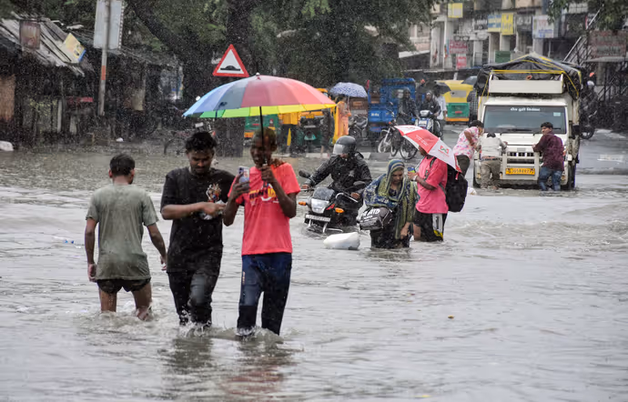 बारिश का रौद्र रूप: कहीं पुल ढहा तो कहीं पानी में समा गई पूरी कार, 10 तस्वीरें देख दहल जाएंगे