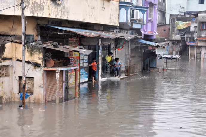 बारिश का रौद्र रूप: कहीं पुल ढहा तो कहीं पानी में समा गई पूरी कार, 10 तस्वीरें देख दहल जाएंगे