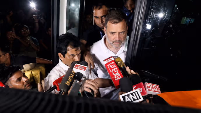 बस में गुमसुम-से दिखे राहुल गांधी, इस 1 संकल्प के साथ पहुंचे गांधी स्मृति : 5 PHOTO